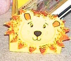 Soporte para libros con león de papel maché