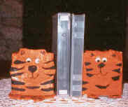 Soportes para libros con tigres de papel maché