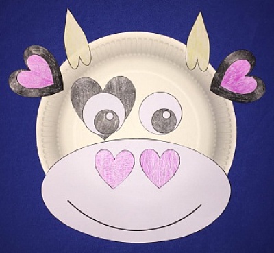 Manualidad con plato de papel la vaca de corazones
