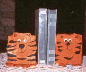 Soportes para libros con tigres de papel maché