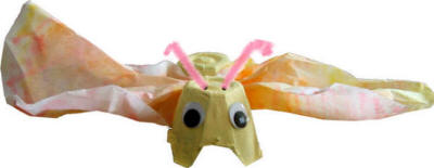 Manualidad de mariposa con cartón de huevos y filtro de café