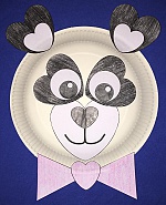 Manualidad co plato de papel panda con corazones