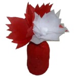 Flores de papel de seda y florero con frasco de jugo para el día de Canadá
